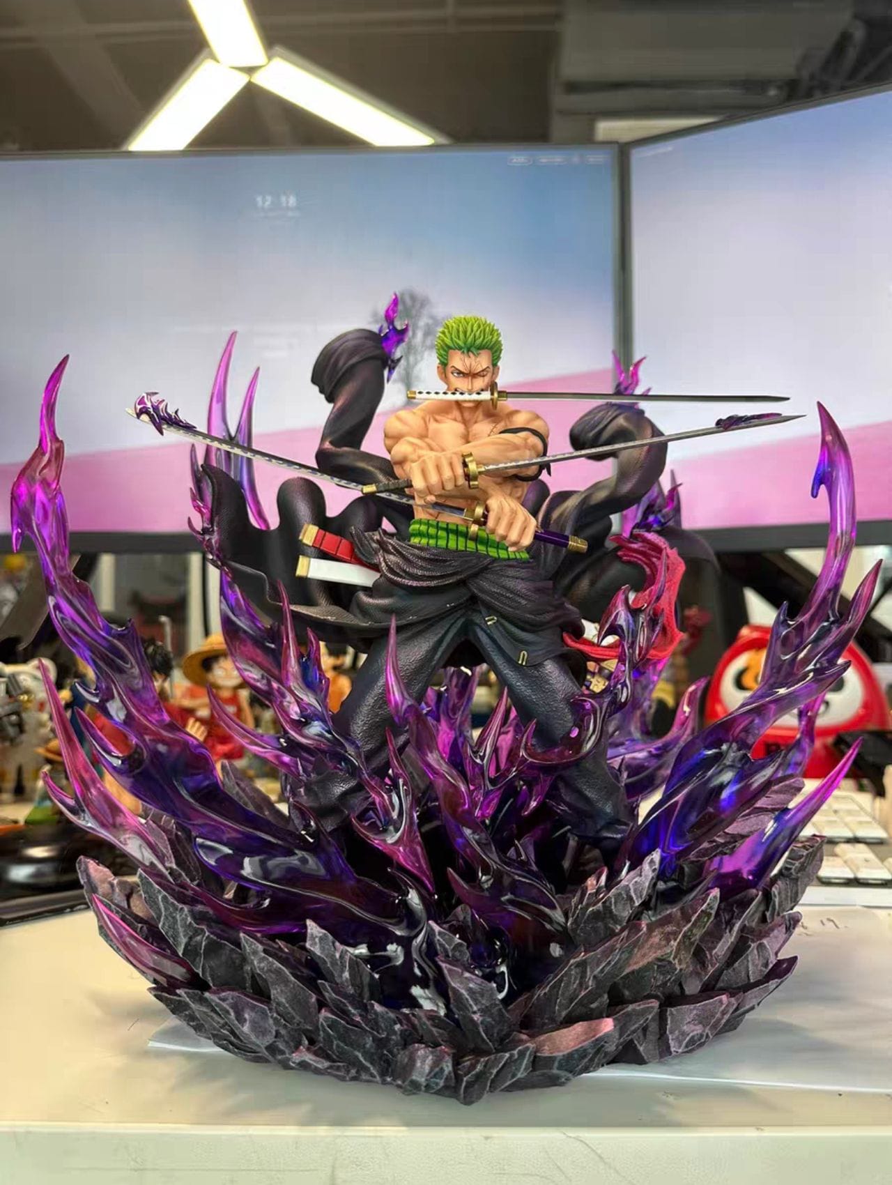 Pre Ordine One Piece Roronoa Zoro Purple Aura TH Studio Resina 34cm - Hideastore